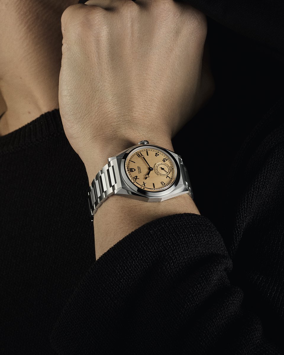 baldassarreted's tweet image. In 2026, the 100th year since Hans Wilsdorf registered its now-famous brand name, Tudor has added to its repertoire with the release of a new timepiece called the Tudor Monarch, whose barrel-shaped 39mm case integrates into an H-link bracelet with Tudor’s hallmark “T-Fit” clasp.