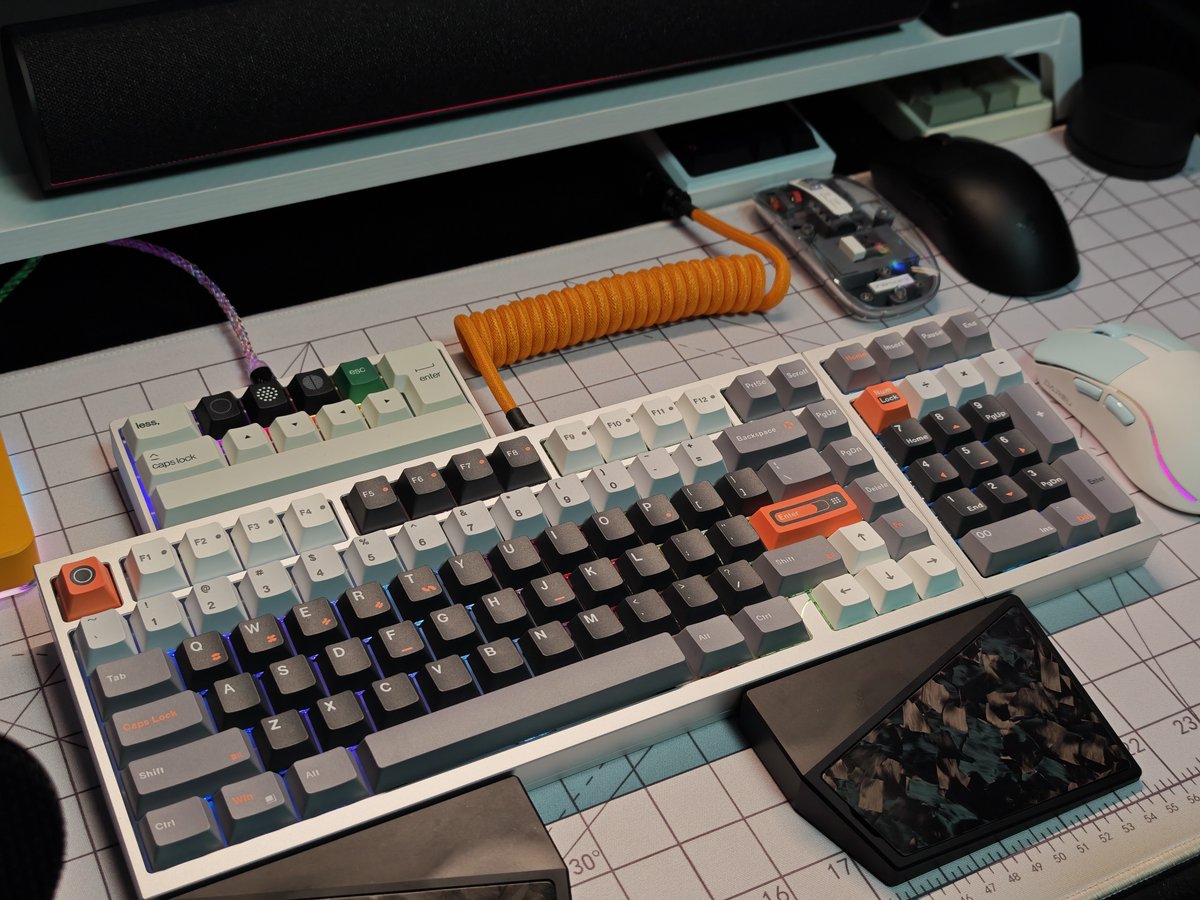 🎁 GIVEAWAY TIME at LUMINKEY🎁
To celebrate the launch, we’re giving out 1x LUMINKEY98V2! ⌨️🔥
How to enter:
- Follow <a href="/Luminkey/">luminkey_official</a> 
- Like &amp; Repost this post
-Comment: Standard or Southpaw? Which do you prefer?

Winners will be drawn in 17th April! Good Luck 💙🧡

✨ BONUS