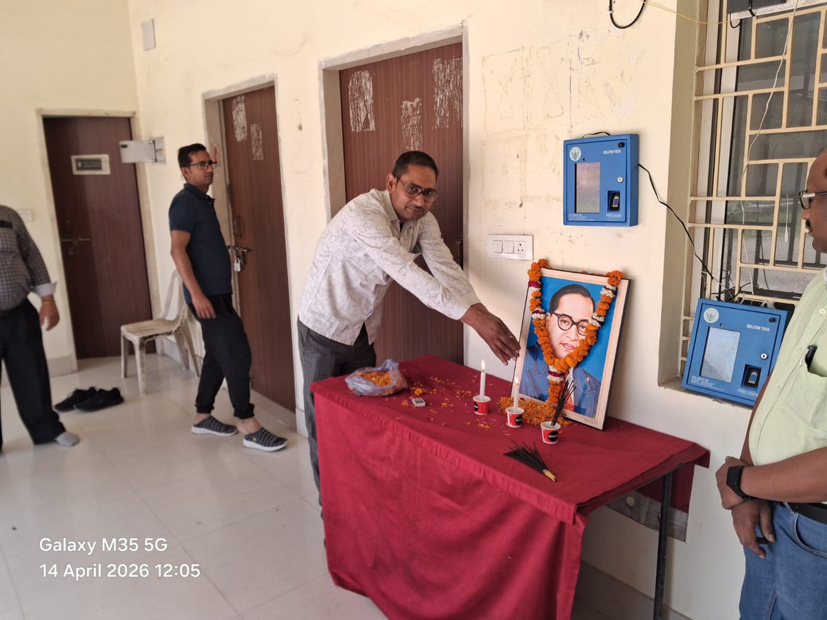 भारतरत्न डॉ. भीमराव अंबेडकर जी की जयंती के अवसर पर  मंडल कार्यालय अलीगढ़ में  माल्यार्पण कर भावपूर्ण नमन किया गया। इस अवसर पर हमारे आदरणीय मंडल प्रबंधक महोदय ने बाबा साहेब के संविधान निर्माण, एवं समानता के आदर्शों को स्मरण करते हुए उनके विचारों को आत्मसात करने का संदेश दिया।