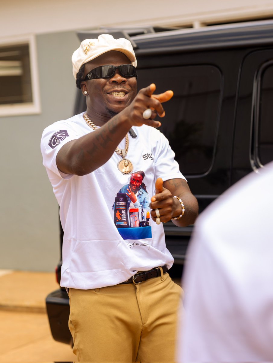 GhandourGhana's tweet photo. You can feel the freshness through the screen π₯
@stonebwoy spotted at the Ghandour Cosmetics premises just before the epic #StreetFreshWithStyleUp activation,energy high, vibes unmatched, and freshness on full display.
Comment BHIM if youβre ready to #StyleUpandGo https://t.co/OqHSSnmv6Q