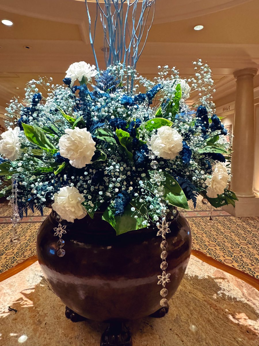 SunBeautifulSea's tweet photo. 超超お久しぶりの
ミラコ宴会場のお花💙🤍🩵

これが噂のジュビリーブル���（であってる？）ですね😊💙

もう何ヶ月も、Xを開くことすら出来ずにいたのですが、久しぶりに軽くTL確認してディズニーの空気吸えました✨少しずつ復活出来たらいいな…😭 https://t.co/h9xT0krPrS