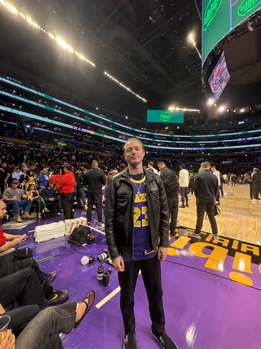 KableMan24's tweet photo. The greatest experience in sports 💜💛 #lakers #nba https://t.co/6nJKcORxlA