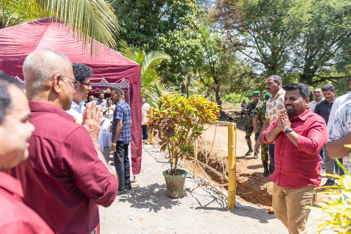 WeeklyUsLK's tweet photo. ජනපති අනුර කුමාර දිසානායක මහතා සිංහල සහ දෙමළ අලුත් අවුරුදු චාරිත්‍රවලට එක් වෙමින් දිට්වා සුළි කුණාටුවෙන් විනාශ වූ අනුරාධපුර, ගල්නෑව ඉන්ද්‍රජිත් සම්පත් සේනාරත්න මහතාගේ නව නිවසේ පැවති අලුත් අවුරුදු සැමරුමට අද එක්විය. https://t.co/mPQT78hQln
