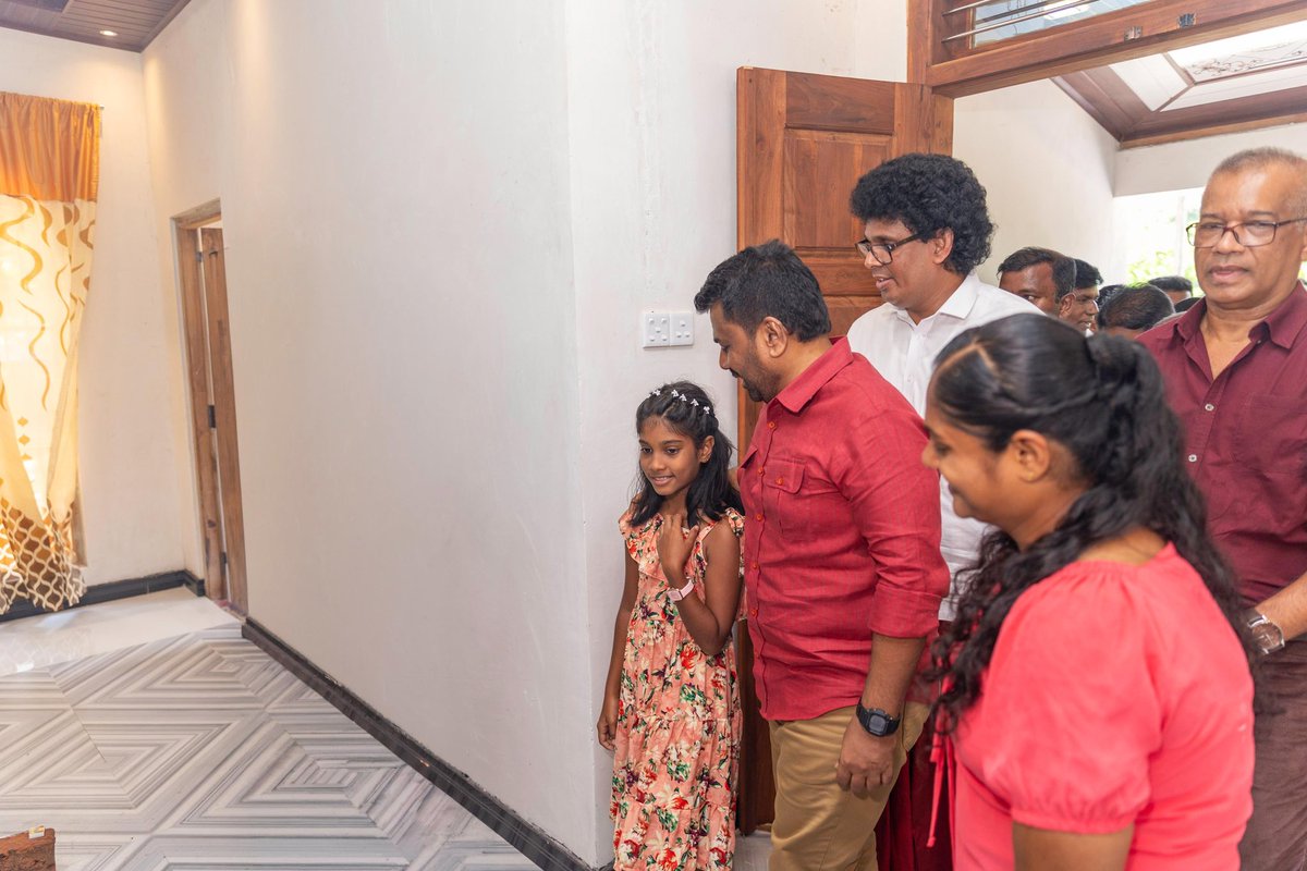 WeeklyUsLK's tweet photo. ජනපති අනුර කුමාර දිසානායක මහතා සිංහල සහ දෙමළ අලුත් අවුරුදු චාරිත්‍රවලට එක් වෙමින් දිට්වා සුළි කුණාටුවෙන් විනාශ වූ අනුරාධපුර, ගල්නෑව ඉන්ද්‍රජිත් සම්පත් සේනාරත්න මහතාගේ නව නිවසේ පැවති අලුත් අවුරුදු සැමරුමට අද එක්විය. https://t.co/mPQT78hQln