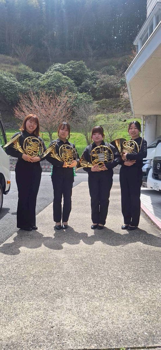 yubbhorn's tweet photo. こんにちは！山大吹奏ホルンパートです📯

4/12日に萩市佐々並にて開催されたささなみさくらまつりで演奏しました！

佐々並オールスターズのみなさんとの「マツケンサンバⅡ」の演奏は特に大盛り上がりでした！

佐々並のみなさん、聞いてくださったみなさん、ありがとうございました！🙌 https://t.co/IGCtctUcCd
