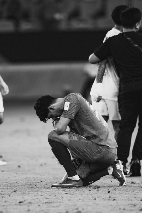 AlhotiFahad's tweet photo. ثم يؤذيك من كنت تخشى عليه من الاذئ 💔😔

#الهلال | #alhilal https://t.co/iYoKfM0Sue