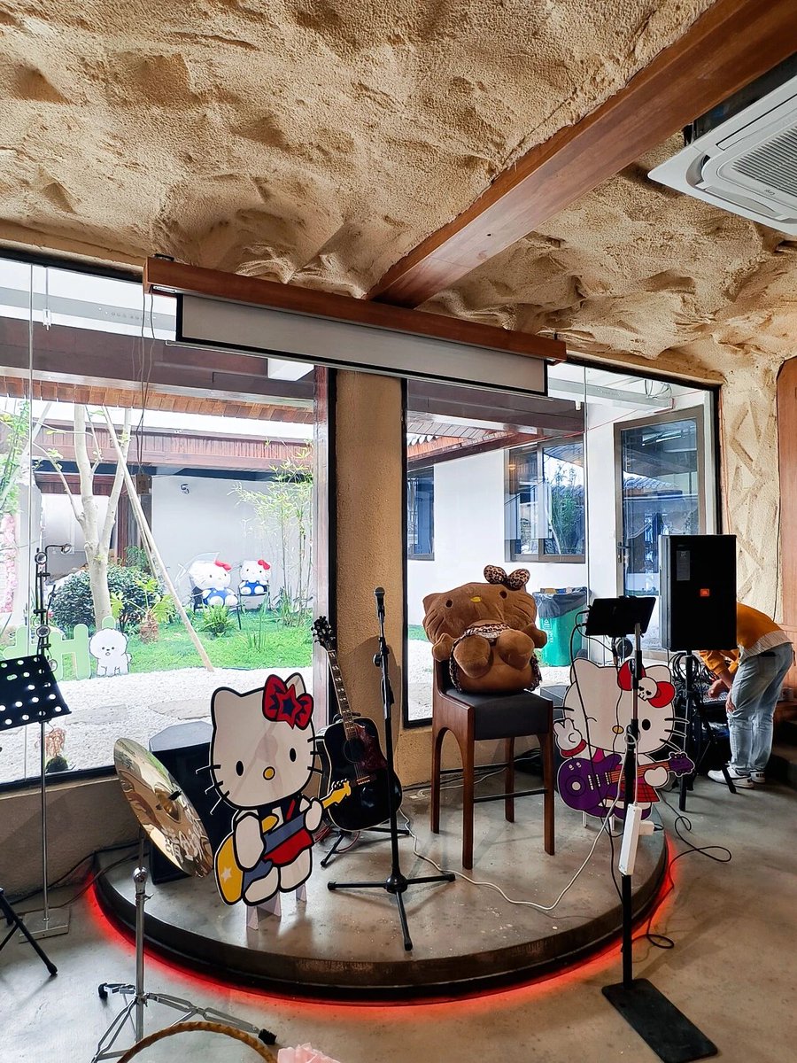 zhulong69167306's tweet image. Adult fairy tale at Tuotuo Bang in Xikou Old Street, Longyou. A former kindergarten turned cute spot with Chinese courtyard and Hello Kitty. Ticket includes coffee, desserts and crafts. Perfect for photos, cozy and healing for friends or solo trips. #Longyou #HelloKittyCafe