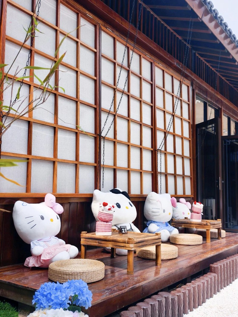 zhulong69167306's tweet image. Adult fairy tale at Tuotuo Bang in Xikou Old Street, Longyou. A former kindergarten turned cute spot with Chinese courtyard and Hello Kitty. Ticket includes coffee, desserts and crafts. Perfect for photos, cozy and healing for friends or solo trips. #Longyou #HelloKittyCafe