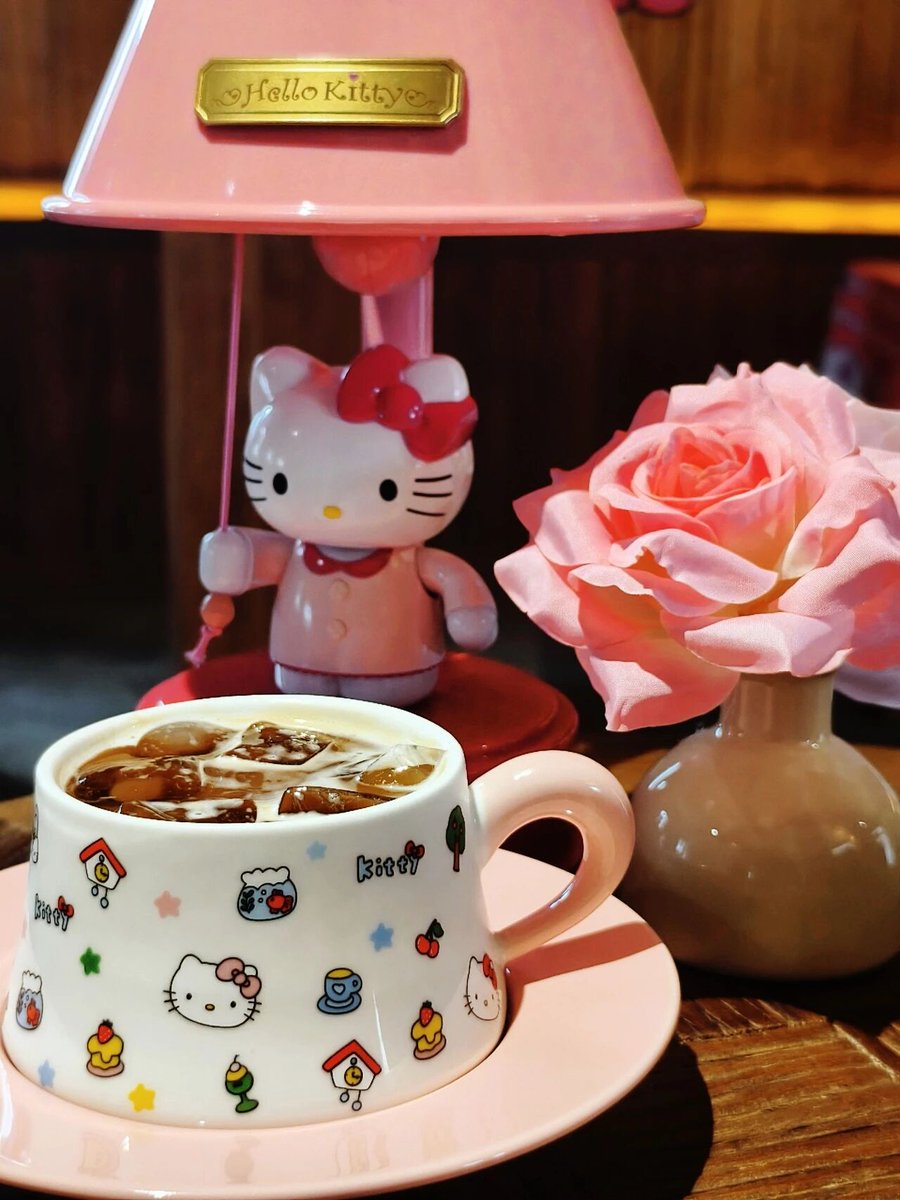 zhulong69167306's tweet image. Adult fairy tale at Tuotuo Bang in Xikou Old Street, Longyou. A former kindergarten turned cute spot with Chinese courtyard and Hello Kitty. Ticket includes coffee, desserts and crafts. Perfect for photos, cozy and healing for friends or solo trips. #Longyou #HelloKittyCafe