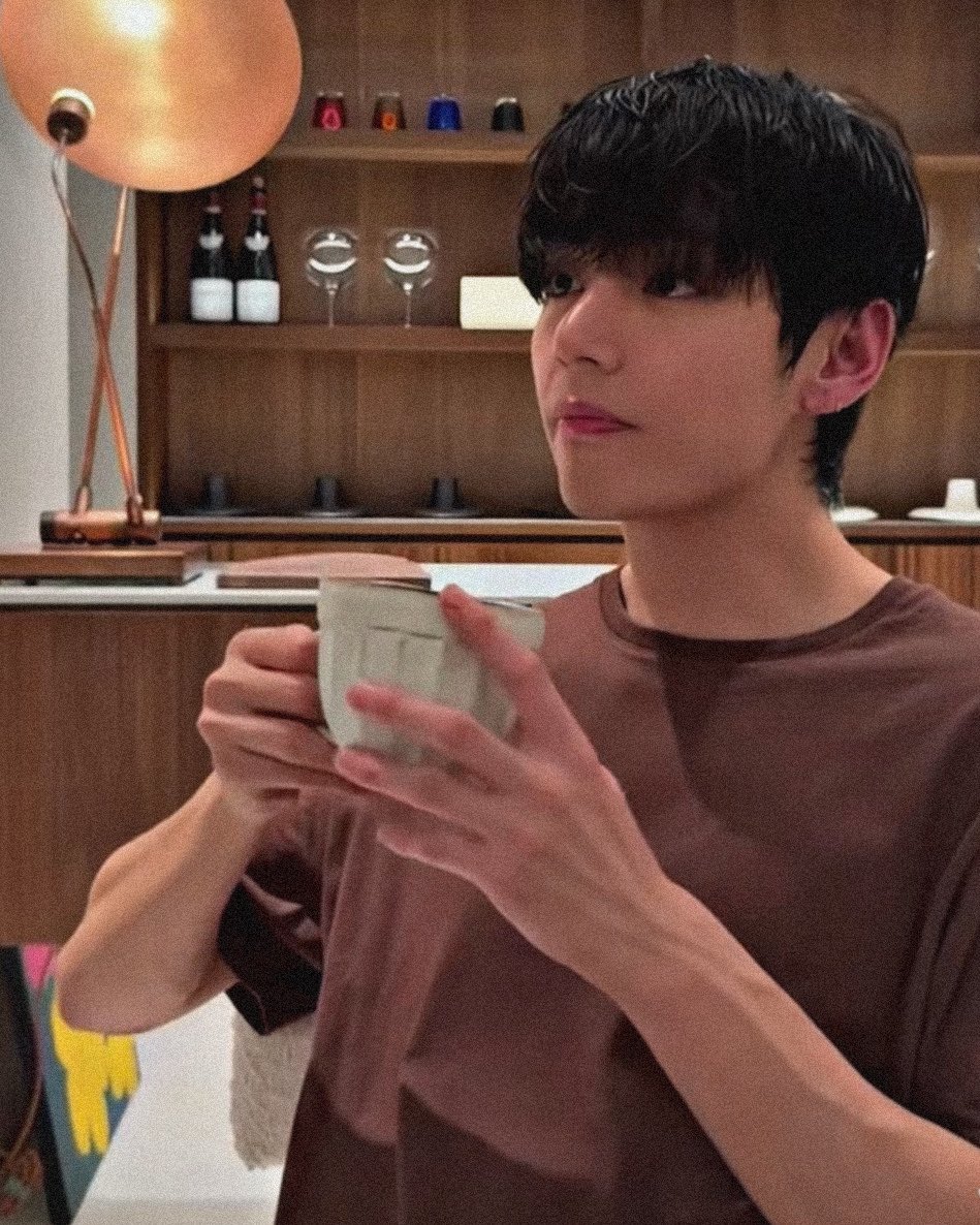 taehyung pretty hands tweet media