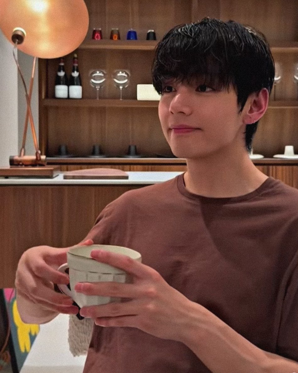 taehyung pretty hands tweet media