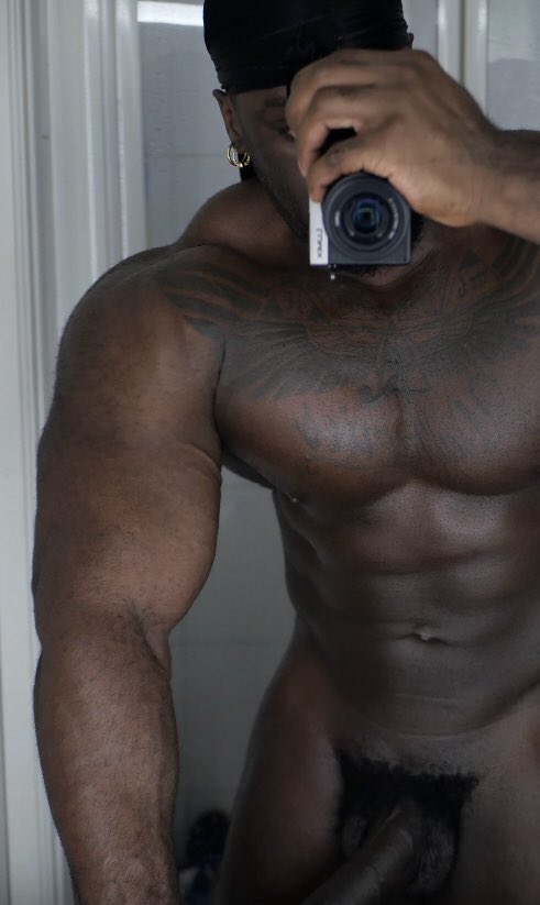CalvinJoe13282's tweet photo. Come take a picture of me 📷 a🧐 https://t.co/vui8dccjvf