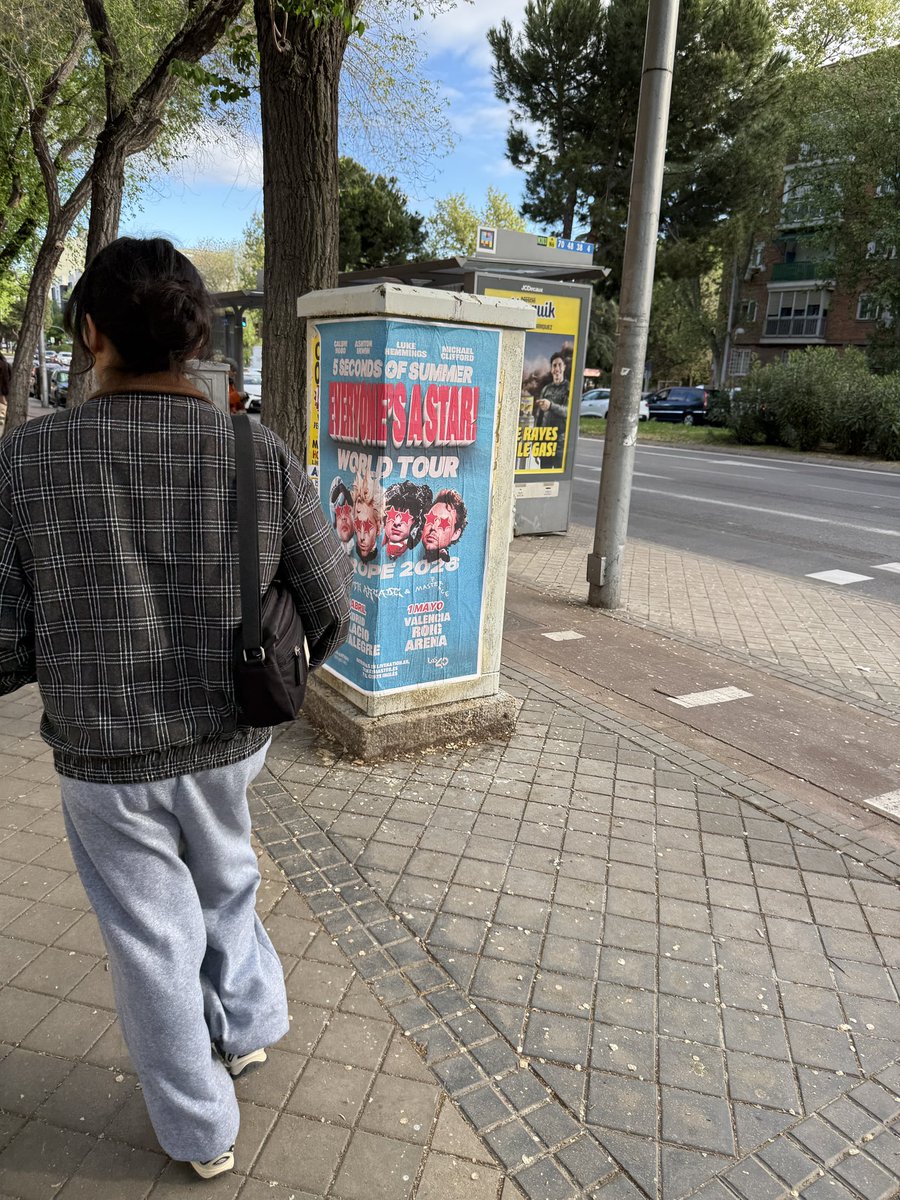 cuencss_'s tweet photo. saw this omw to work while listening to evolve im JUST A GIRL WHO WILL BE OKAY https://t.co/ybYvNO7baz