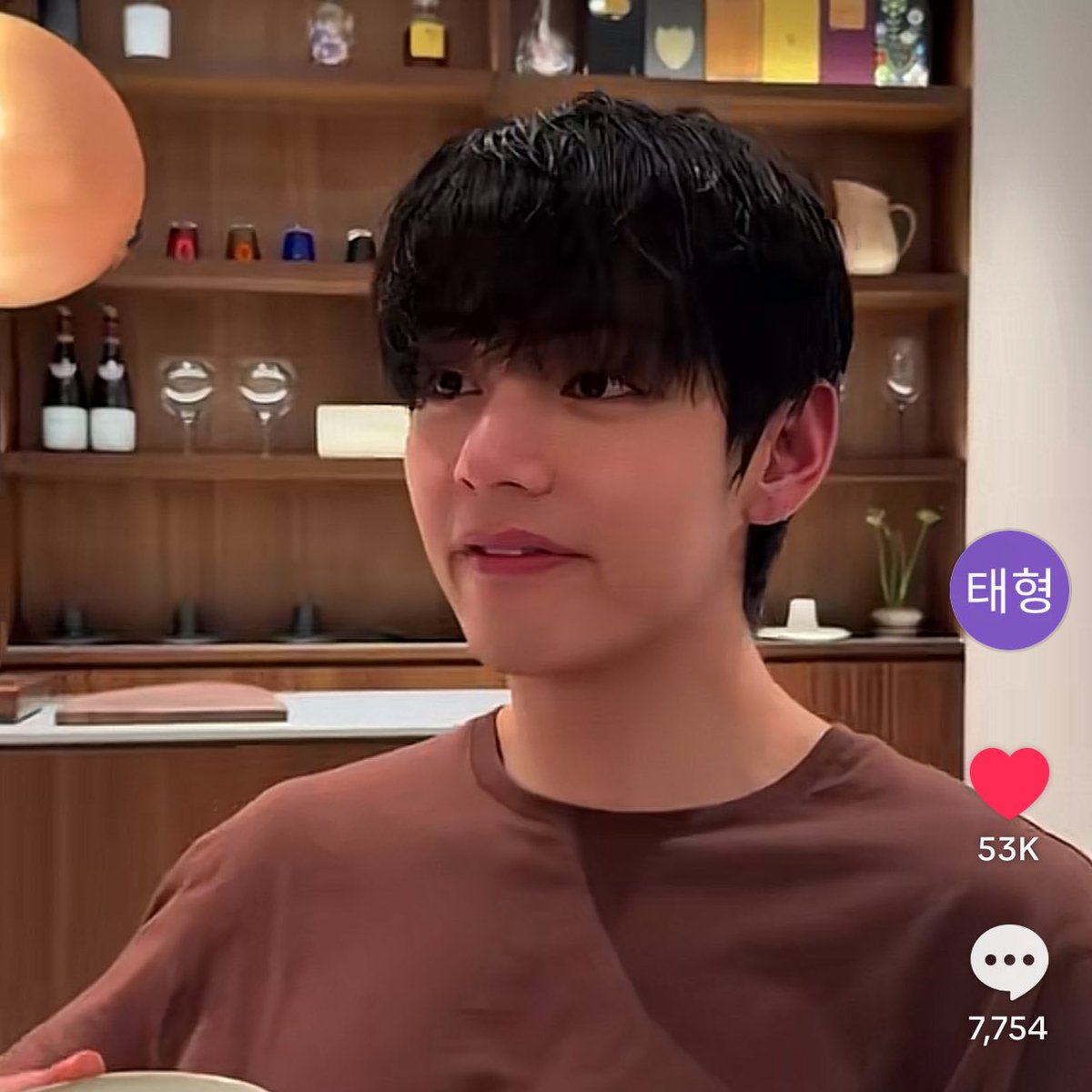 vantegirllie's tweet photo. taehyung doing the suzy’s flirting smile again he’s not letting it go im cryin😭 https://t.co/JMh8AVaQyY