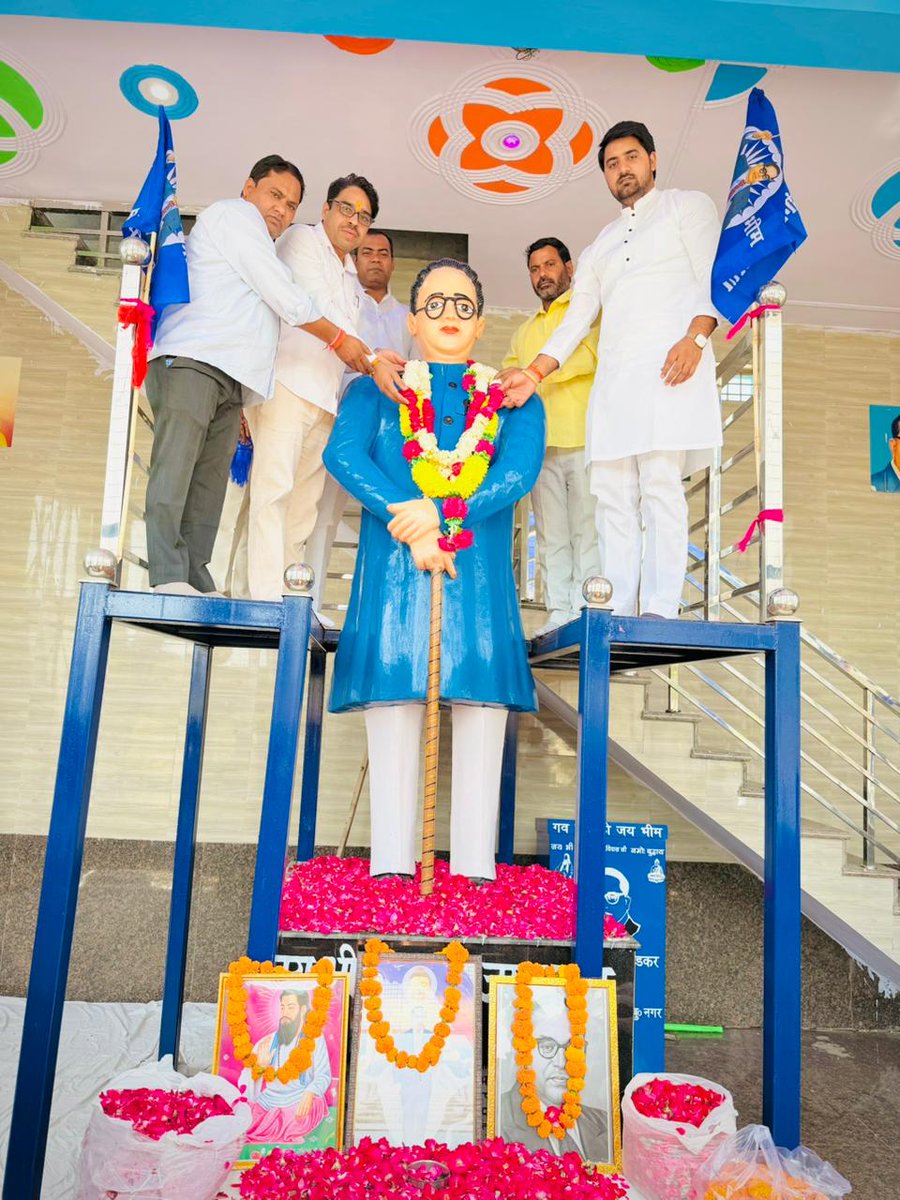 DevaBhatiBJP1's tweet photo. आज दादरी विधानसभा क्षेत्र के प्यावली गाँव में आयोजित गरिमामय कार्यक्रम में मुख्य अतिथि के रूप में सम्मिलित होकर बाबा साहब डॉ. भीमराव अंबेडकर जी की प्रतिमा पर माल्यार्पण कर उन्हें श्रद्धांजलि अर्पित की।
#AmbedkarJayanti #samvidhan #dadri #Pyaavli #devabhatibjp #devabhatidatawali https://t.co/KsMXR62r2L