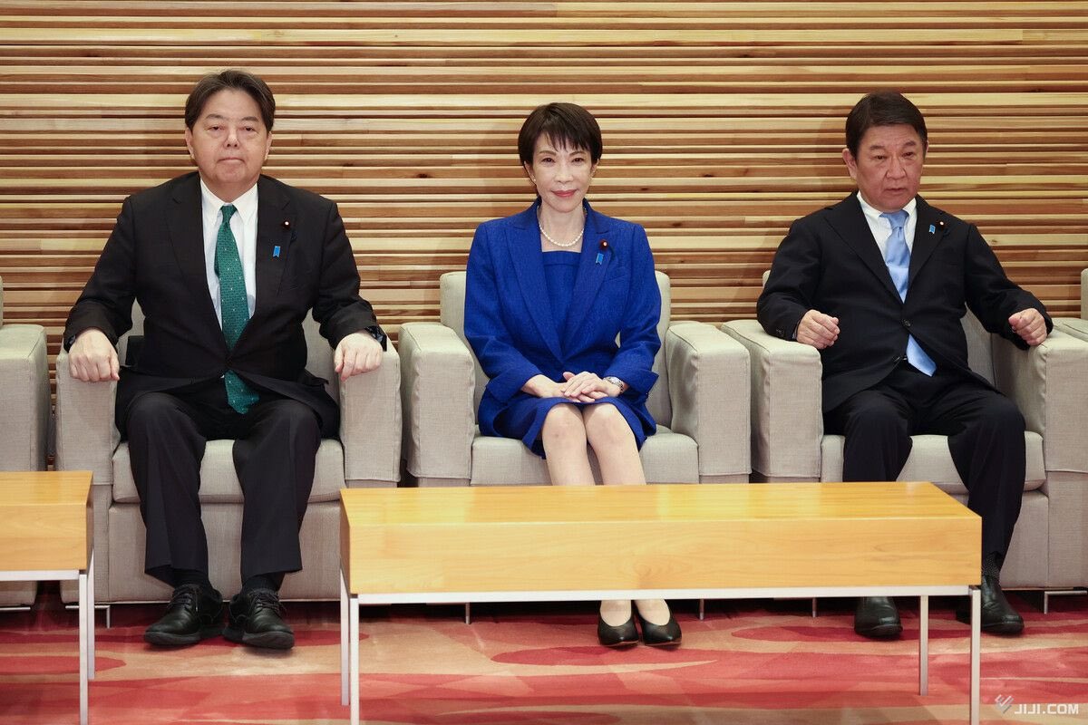 IvankaTrumpRV2's tweet image. Japanese government reportedly planning to install mega solar power plant on Minamitorishima Island

What the hell are they doing?!

Are they idiots?!
Follow @QEricTrump