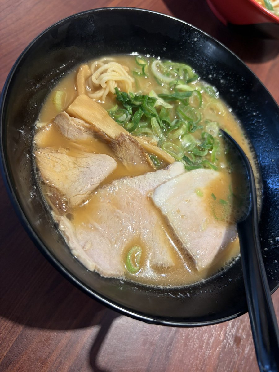 ラーメン横綱
阪急桂店

豚骨醤油のラーメン🍜