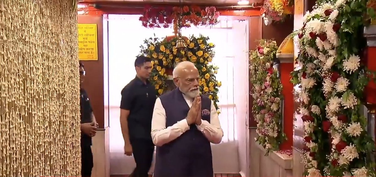 DDIndialive's tweet image. #WATCH | PM @narendramodi performs Darshan and Pooja at Jai Maa Daat Kali Temple near #Dehradun

#DelhiDehradunExpressway #Infrastructure #EconomicCorridor #Uttarakhand #UttarPradesh #DelhiNCR