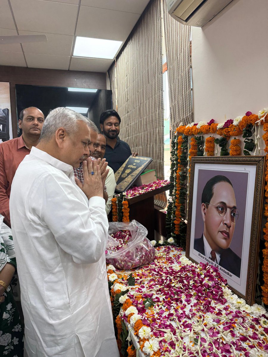 संविधान निर्माता बाबा साहेब डॉ. भीमराव अंबेडकर जी की जन्म-जयंती के पावन अवसर पर चंडीगढ़ स्थित भाजपा प्रदेश कार्यालय कमलम में उनके चित्र पर माल्यार्पण कर श्रद्धा-सुमन अर्पित किए।

उनके महान विचारों और संविधान के प्रति समर्पण को नमन करते हुए उनके दिखाए मार्ग पर चलने का संकल्प लिया।