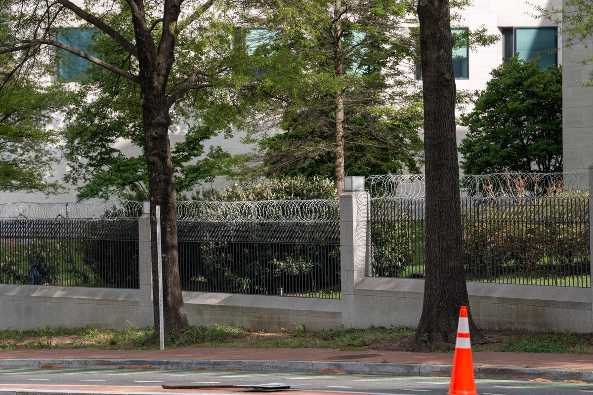 ChinaNow24's tweet image. The Chinese Embassy in Washington bolsters its fence with barbed wire