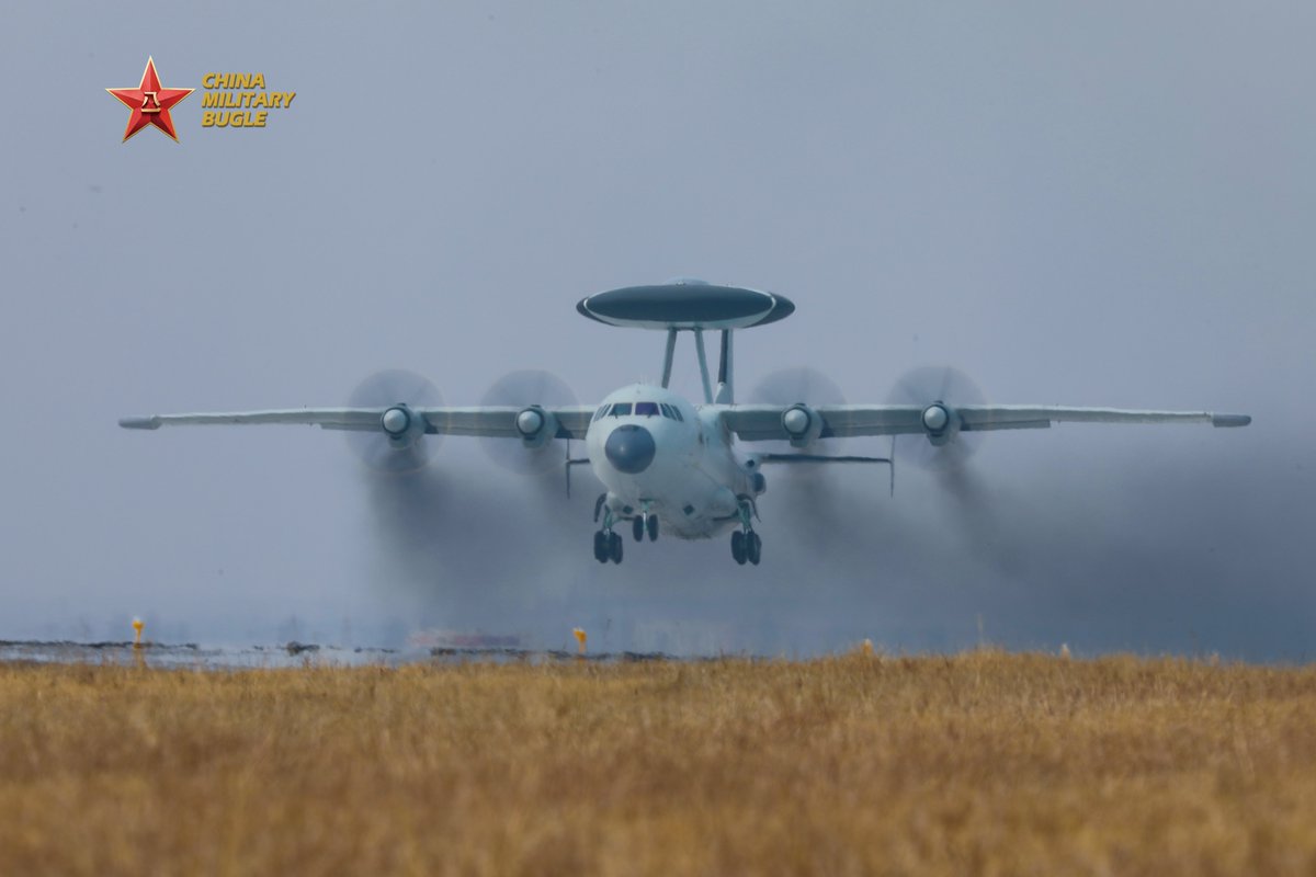ChinaMilBugle's tweet image. Training Round the Clock: 
Photos show #KJ500 airborne early warning (#AEW) aircraft attached to Chinese PLA Navy participating in reconnaissance training exercise.

#PLA #Navy #Reconnaissance
#Chinamilitary #ChinaMilBugle