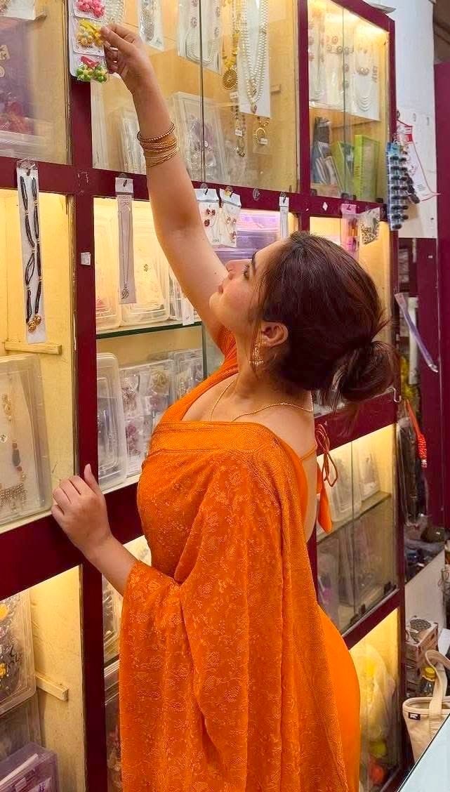 Anshu_Elsa's tweet photo. That one cute salesgirl in every shop https://t.co/ehRzLvVRyX