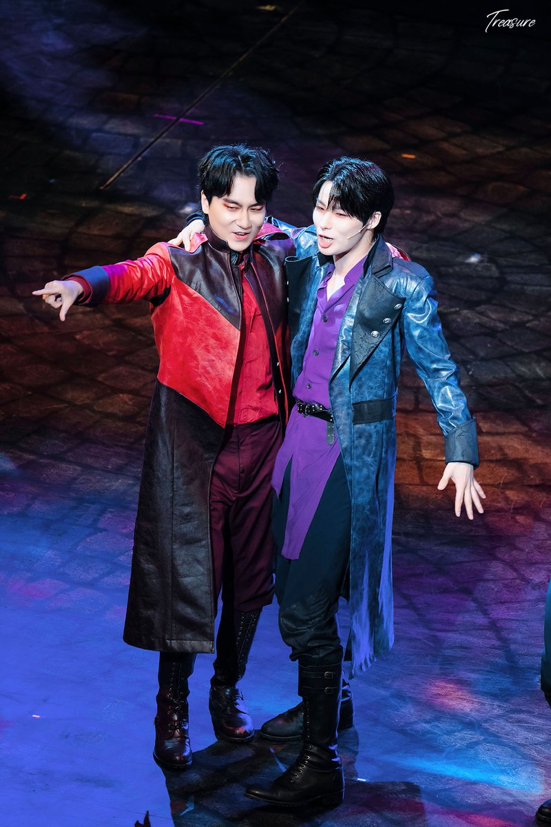 260412 뮤지컬 로미오와 줄리엣 낮공 커튼콜
무대위에 여우가 두마리     
#곽동현 #인기현상 
#THE_PHENOMENO 
#원혁
#로미오와줄리엣