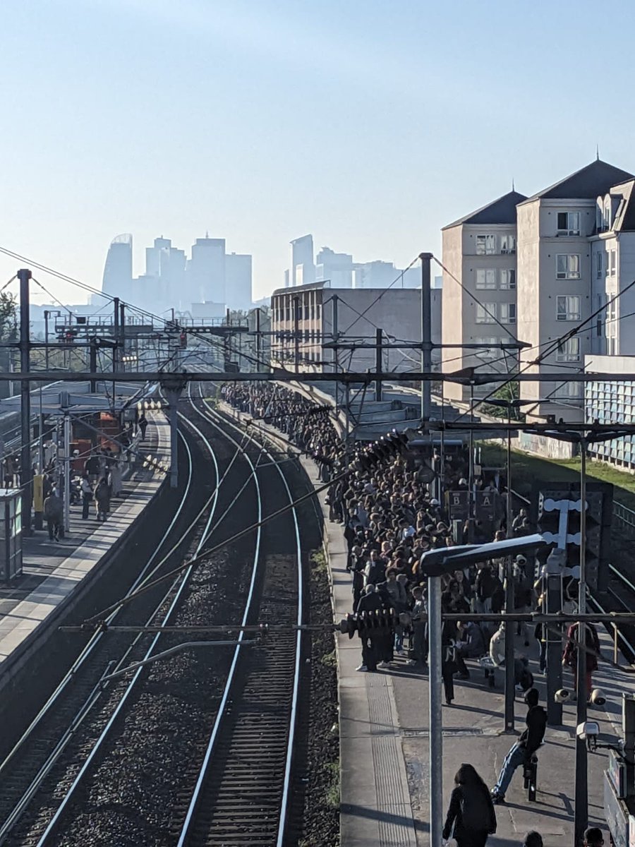 ed_manet's tweet image. La gare de Houilles-Carrieres vers 8h40 ce matin... Hier c'était la même ! Impossible de monter dans les RER, qui arrivent déjà bondés.
