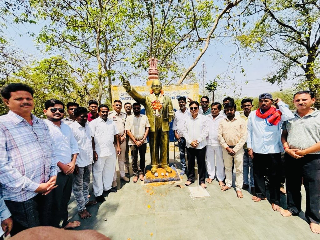 आज नगर पंचायत पलारी में भारत रत्न बाबा साहब भीमराव अंबेडकर जी की जयंती के उपलक्ष्य में मूर्ति पर माल्यार्पण किया। 

अम्बेडकर जी जैसे महापुरुष सदियों में एक बार जन्म लेते हैं,वो ऐसे कार्य करते हैं जो आने वाली सदियों और करोड़ों लोगों के जीवन को सकारात्मक रूप से प्रभावित करते हैं।