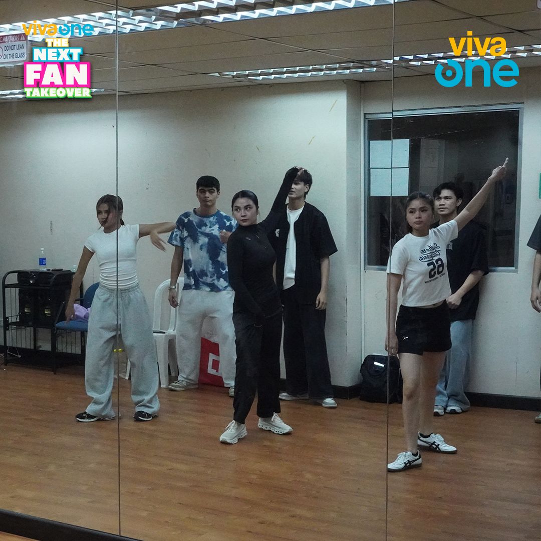 VivaOnePH's tweet image. Rehearsal pa lang ‘to… pero ramdam na agad ang pasabog. 🔥

The Vivarkada is getting ready for Viva One's The Next Fan Takeover happening this April 18, 8PM at the New Frontier Theater.

Kung ganito na sa practice, what more pa sa actual show? 👀

#NextFanTakeover #VivaOne