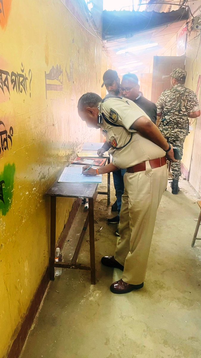 श्री आशीष यादव, कमांडेंट-149 बटालियन द्वारा शिवसागर गवर्नमेंट एच.एस. स्कूल स्थित स्ट्रॉन्ग रूम का निरीक्षण किया गया। सुरक्षा व्यवस्था, कर्मियों की सतर्कता एवं एक्सेस कंट्रोल की समीक्षा करते हुए सभी को 24x7 निगरानी व किसी भी संदिग्ध गतिविधि की तुरंत सूचना देने के निर्देश दिए गए।