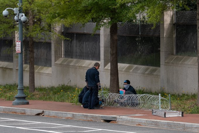 ChinaNow24's tweet image. The Chinese Embassy in Washington bolsters its fence with barbed wire