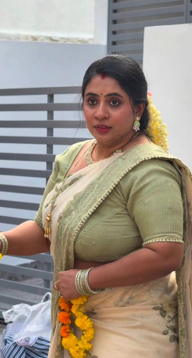 vanajaa_B's tweet photo. intlo panulaki help cheyakunda aa photos tiyadam entra https://t.co/xfeuj9nniJ