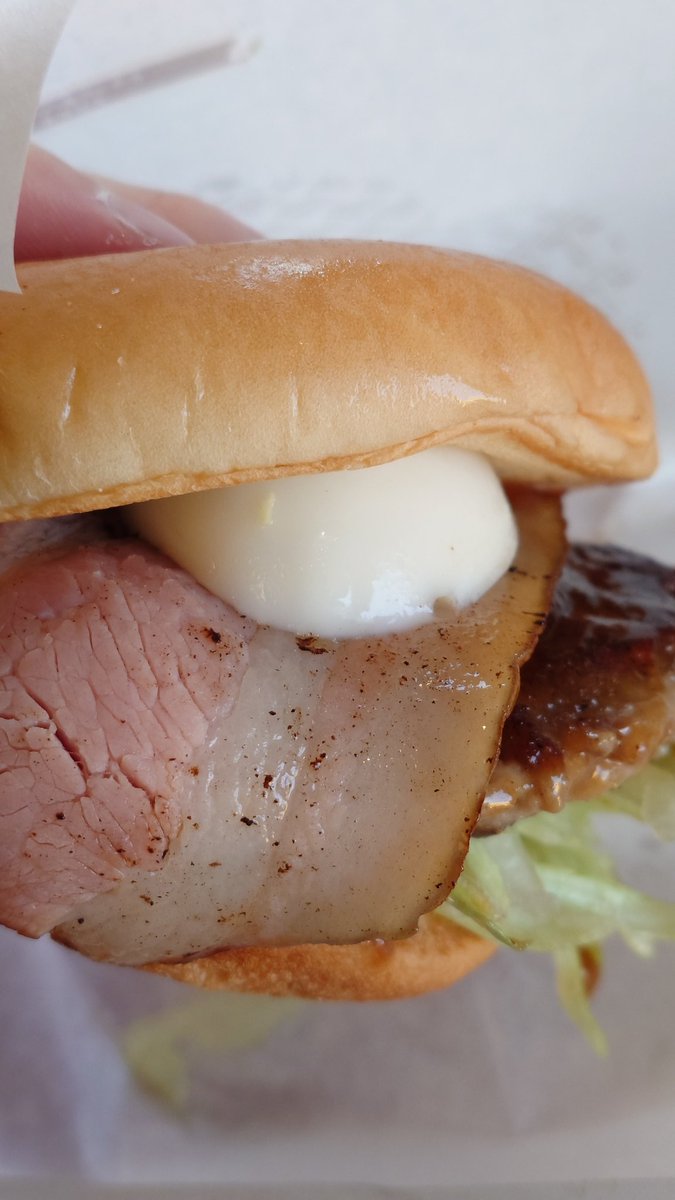 Fuyukuma214's tweet photo. モスバーガーの「とろったまベーコンてテリヤキバーガー」を食べました！
ベーコンがしっかりしていて美味しいですね！ https://t.co/cp9CwibJCp