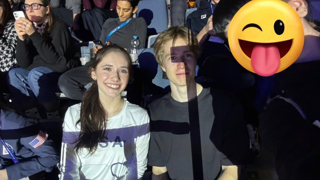 _tmddus2's tweet photo. @dochisdotcom The picture with the binoculars seems to be taken by isabeau too, when they were watching worlds together. And i think those binoculars are hers since sarah is also using them in isabeau’s tiktok (why are they so cute???) https://t.co/KrUeKSDqtj https://t.co/oasUm0ZpBz