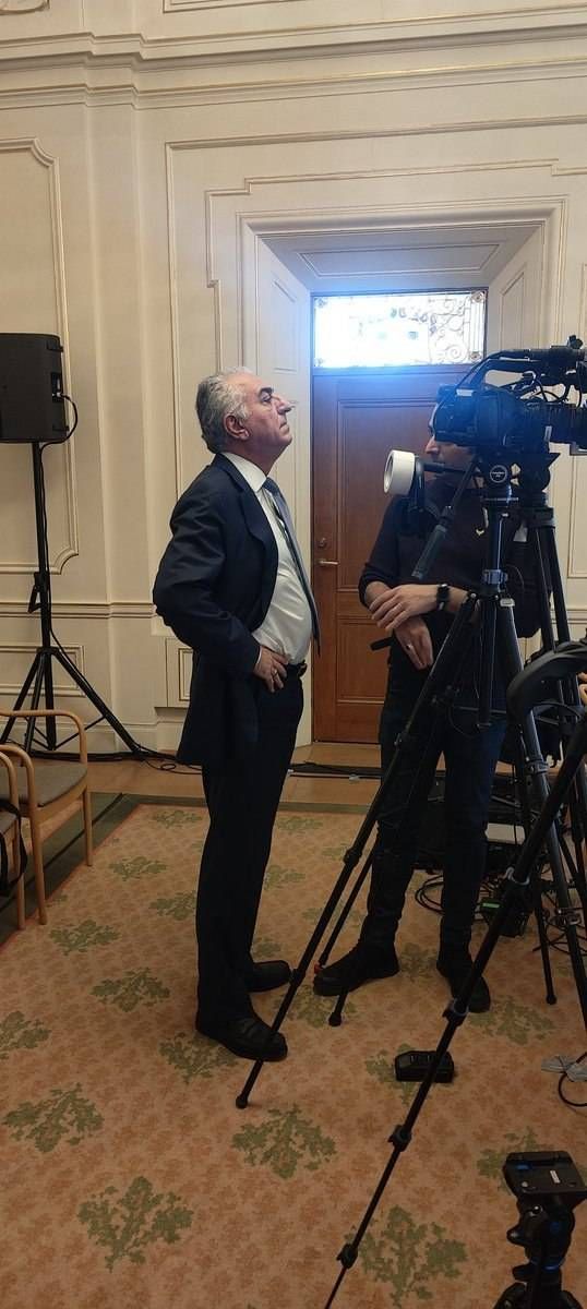 elfo_2290's tweet image. به عنوان کسی که حتی توی سالن اصلی پارلمان  سوئد راهش نمی‌دن و به دادن یه راهرو بهش بسنده میکنن زیادی قیافه میگیری رضا(: