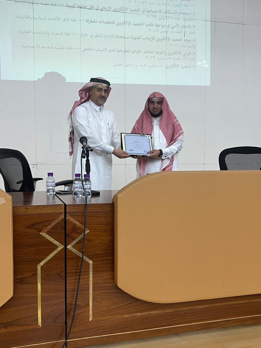 كلية الأعمال tweet media