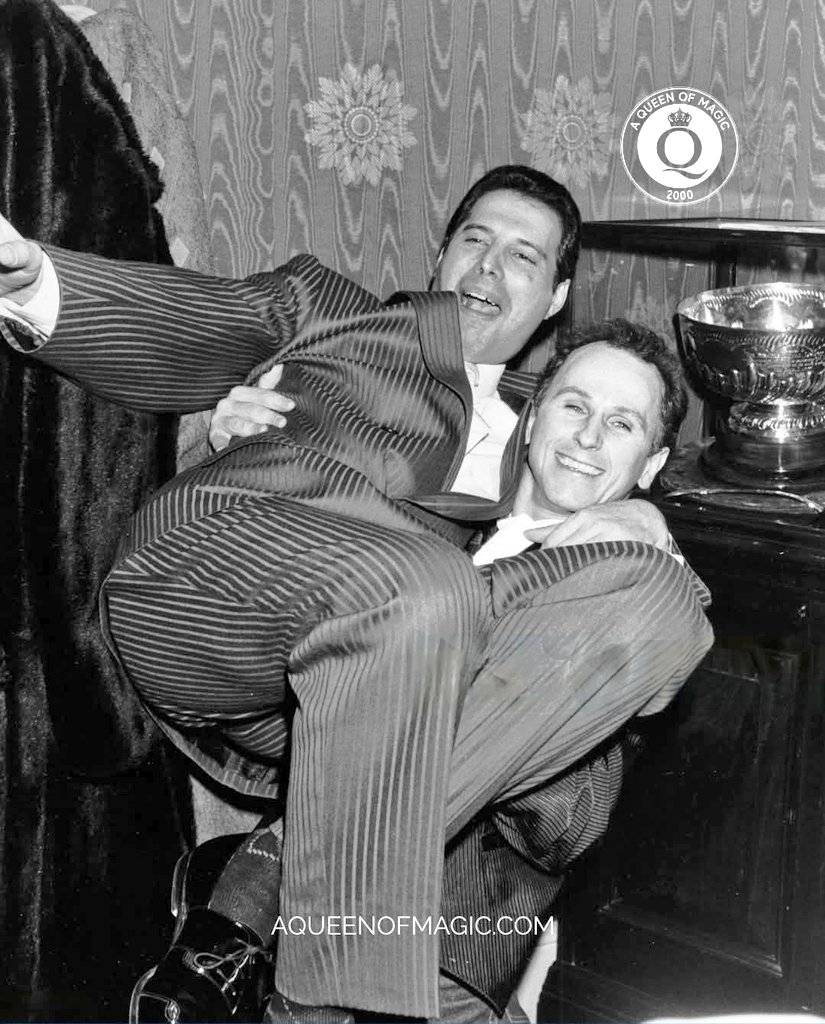 aqueenofmagic's tweet photo. El bailarín Wayne Sleep levanta a Freddie Mercury durante la fiesta del musical '42nd Street' el 14 de abril de 1987. Foto de Dave Hogan.

#FreddieMercury #WayneSleep https://t.co/xUaTZJBFF1