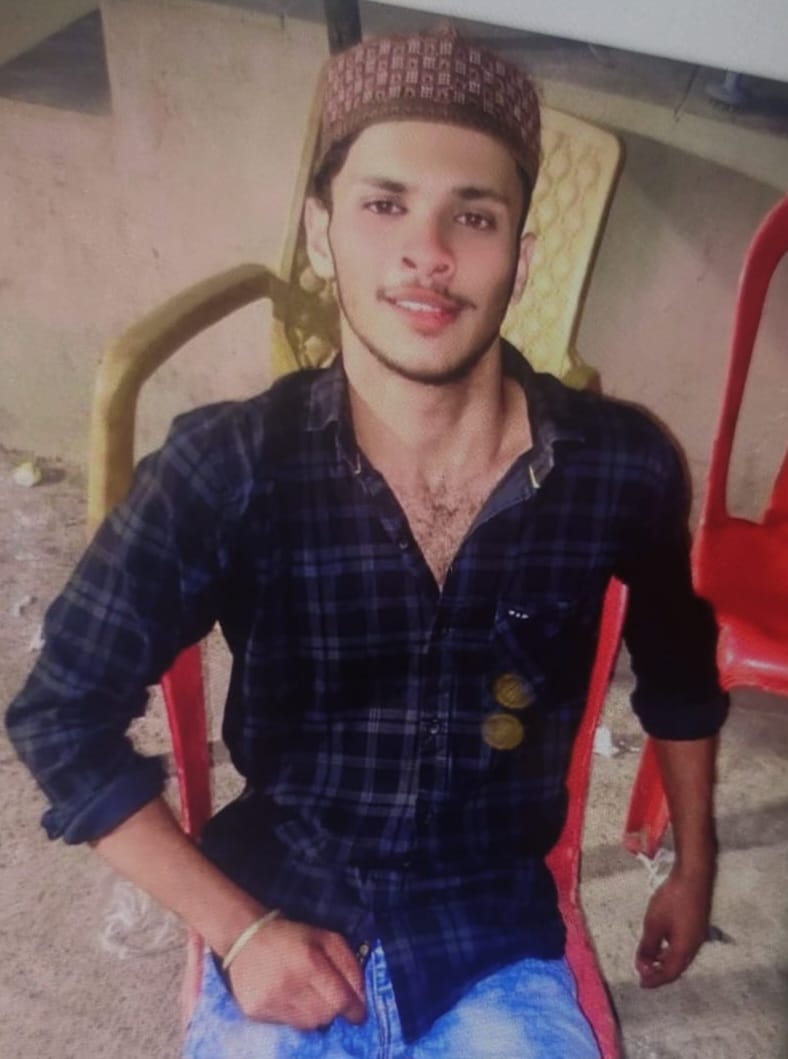 Bavazir_network's tweet photo. 20-Year-Old Syed Abdul Qadar Dies After Violent Clash in #TalabKatta
A tragic incident has been reported On Monday from the Old City area of #Hyderabad, where a 20-year-old youth, Syed Abdul Qadar, lost his life following a violent clash in Talab Katta.
According to reports, Abdul Qadar got into an altercation with a group of individuals known to him. During the clash, he sustained serious injuries.
The accused allegedly abandoned him in a critical condition on Talab Katta Road No. 11 and fled the scene.
The injured youth rushed to Urooj Hospital, #Moghalpura for treatment. However, he succumbed to his injuries while undergoing treatment.
Sources state that the accused, identified as Addu, Mudassir, Zahid, and others, are reportedly addicted to ganja and were involved in the attack.
#BhavaniNagar Police have registered a case and initiated an investigation. Efforts are currently underway to trace and arrest the accused.