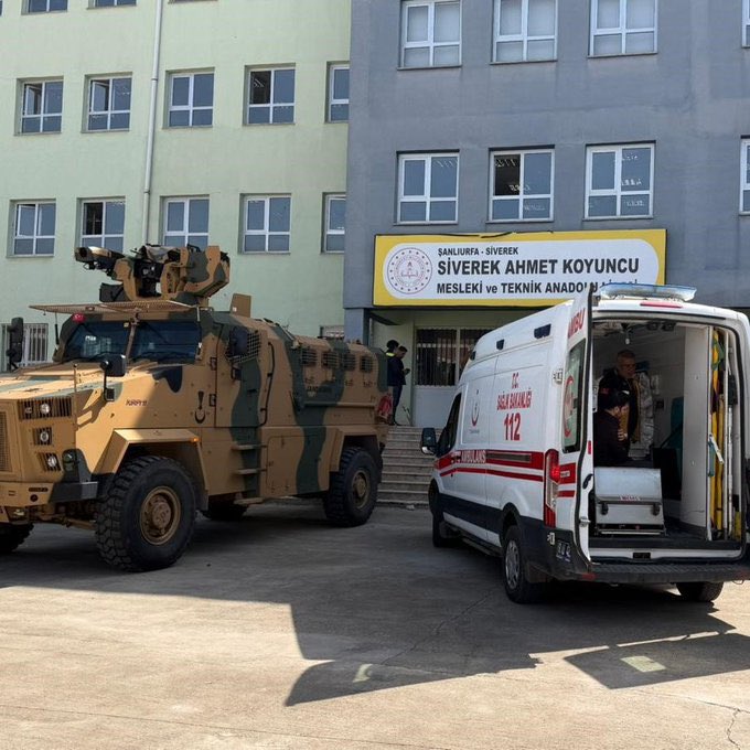 aykiri's tweet image. Olay yerinden ilk görüntüler.

Okula çok sayıda özel harekat ekibi ve ambulans gönderildi.