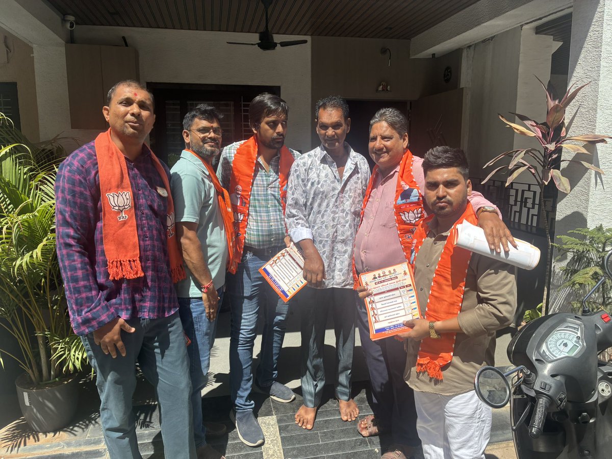 HirenTankara's tweet photo. ભારતીય જનતા પાર્ટી વોર્ડ નં. ૧૧ (અડાજણ, ગોરાટ)ના ઉમેદવારો સાથે ડોર ટુ ડોર સંપર્ક અભિયાન. https://t.co/qko74i5jrj
