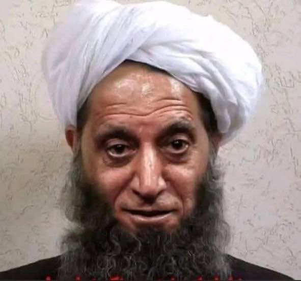 abdulkhurasanii's tweet photo. طالبان: حذف سیستماتیک زن از جامعه

بر اساس گزارش‌های تازه:

طالبان به‌گونهٔ رسمی
تحصیل دختران را برای همیشه ممنوع اعلام کرده‌اند.

همزمان،
محدودیت بر زنانِ پزشک( داکتر)
عملاً دسترسی زنان به خدمات درمانی را فلج کرده است.

نتیجه چیست؟

نه فقط آموزش،
بلکه (حقِ زنده ماندنِ با کرامت انسانی)
از زنان گرفته می‌شود.

این دیگر یک سیاست نیست
یک پروژه است:

حذفِ تدریجیِ زن
از آموزش،
از درمان،
و از جامعه.

در چنین ساختاری،
زن نه شهروند است،
نه انسان مستقل

بلکه به (غیاب) تبدیل می‌شود.

و سکوت منطقه و جهان؟
بخش دیگر همین پروژه است.

وقتی جهان سکوت می‌کند،
سرکوب عادی می‌شود.

#BanTaliban
#HumanRights
#StopTaliban