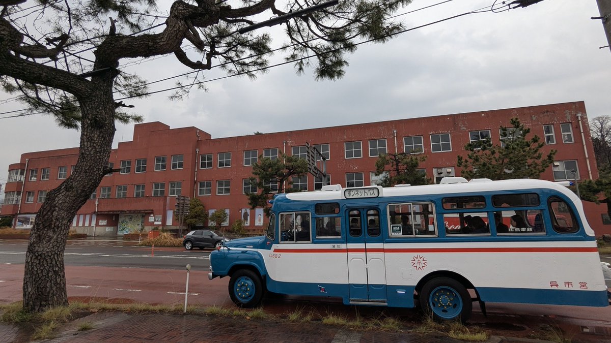 welcome_kure's tweet photo. 【観光情報】

大和ミュージアムのあと、どこ行く？

呉中央桟橋発の周遊バスツアー、運行します。
（4/23 リニューアルにあわせて開始）

・入船山記念館や商店街
・短時間で回りやすいコース

“その先の呉”まで楽しみたい方へ。

申込はこちら👇
https://t.co/RXcSbLtgR7

#呉観光 #広島観光 https://t.co/MFQICRwrf2