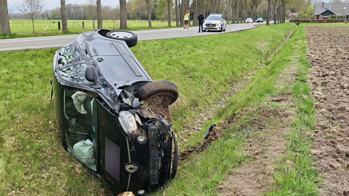 Auto raakt van weg in Vorden: één gewonde