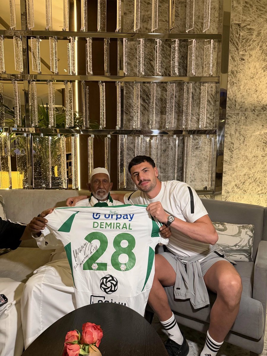 «مسن» يدعو «ديميرال» إلى زيارة جزيرة فرسان.. واللاعب يوافق

للاطلاع على التفاصيل: 👇👇 okaz.com.sa/sport/na/22440…