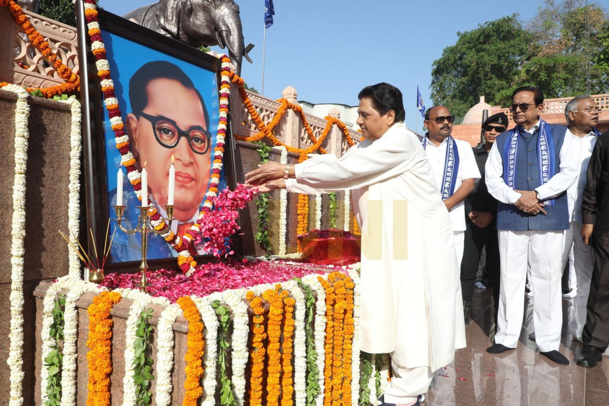 UNI_Photos's tweet image. In Photos | Bahujan Samaj Party (BSP) chief Mayawati pays floral tributes to Dr Bhim Rao Ambedkar on his 136th birth anniversary in Lucknow. 

📸: Sumit Kumar / UNI 

@Mayawati | @bspindia | @satishmisrabsp | #BSP | #Mayawati | #Lucknow | #UttarPradesh | #BRAmbedkar |