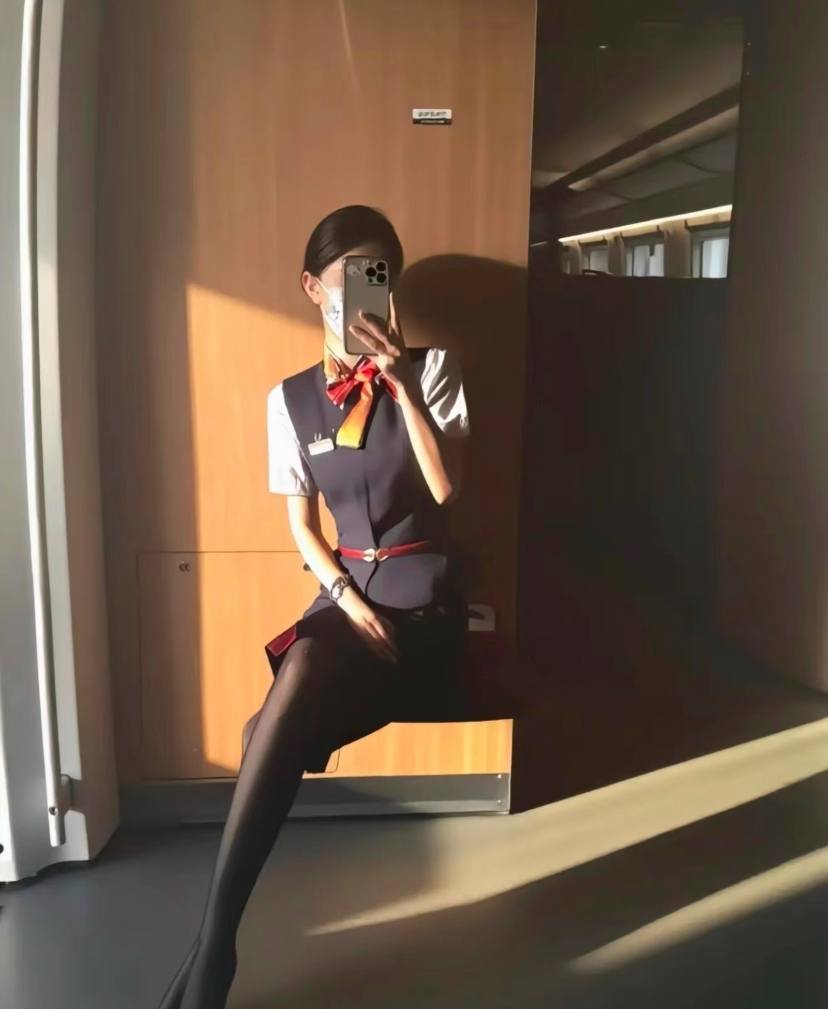 一位高铁小姐姐 tweet media