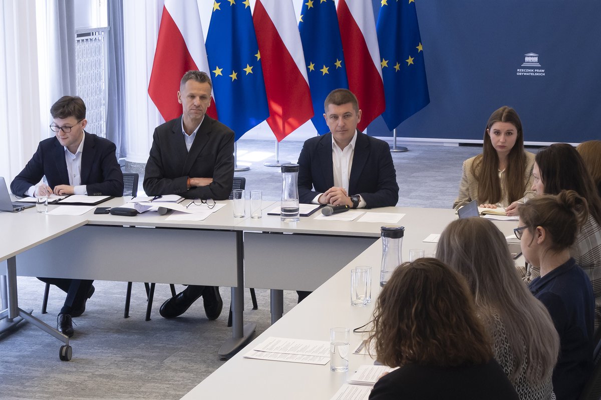 BiuroRPO's tweet image. 13 kwietnia 2026 r. zastępca #RPO Wojciech #Brzozowski spotkał się z organizacjami pozarządowymi działającymi na rzecz ochrony praw migrantów.
W spotkaniu wzięły udział osoby reprezentujące kilkanaście organizacji pozarządowych, skupionych wokół Zespołu Praw Osób Uchodźczych