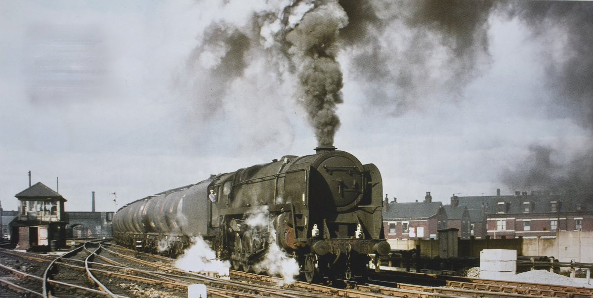 JeffAlbiston's tweet image. 9F 92215 powers past #Leeds Holbeck depot with a train of empty oil tanks from Hunslet to Stanlow refinery.
📆 18th March 1967
📷 Photo by Gavin Morrison.
#steamlocomotive #1960s #EndofSteam #BritishRail