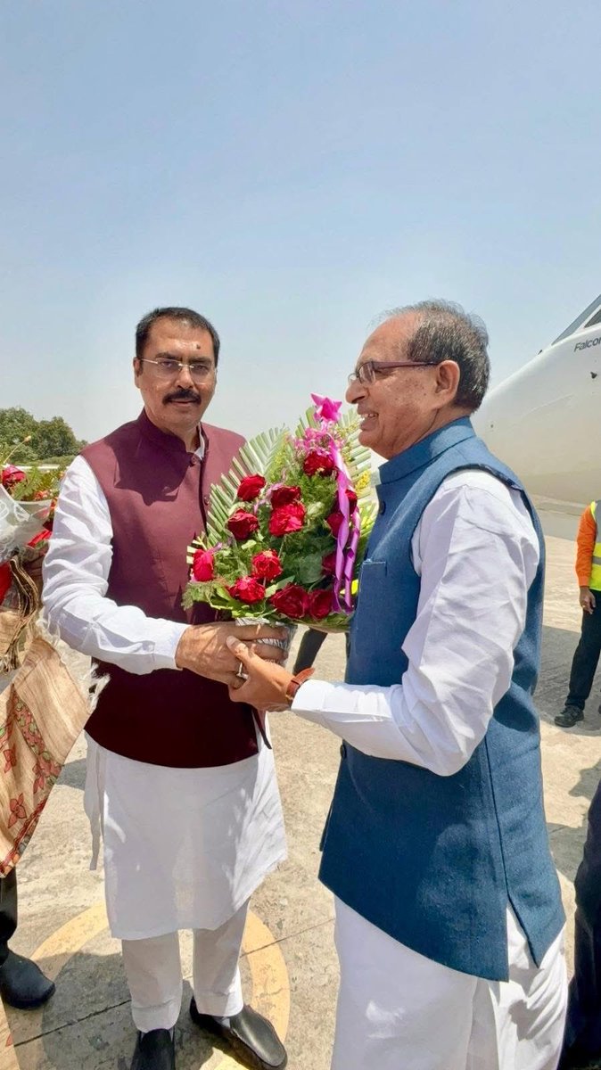 sanjay_saraogi's tweet image. पटना आगमन पर माननीय केंद्रीय कृषि एवं किसान कल्याण तथा ग्रामीण विकास मंत्री सह केंद्रीय पर्यवेक्षक श्री @ChouhanShivraj जी का पुष्पगुच्छ भेंट कर आत्मीय स्वागत किया।

#Bihar #patna #NDA4Bihar